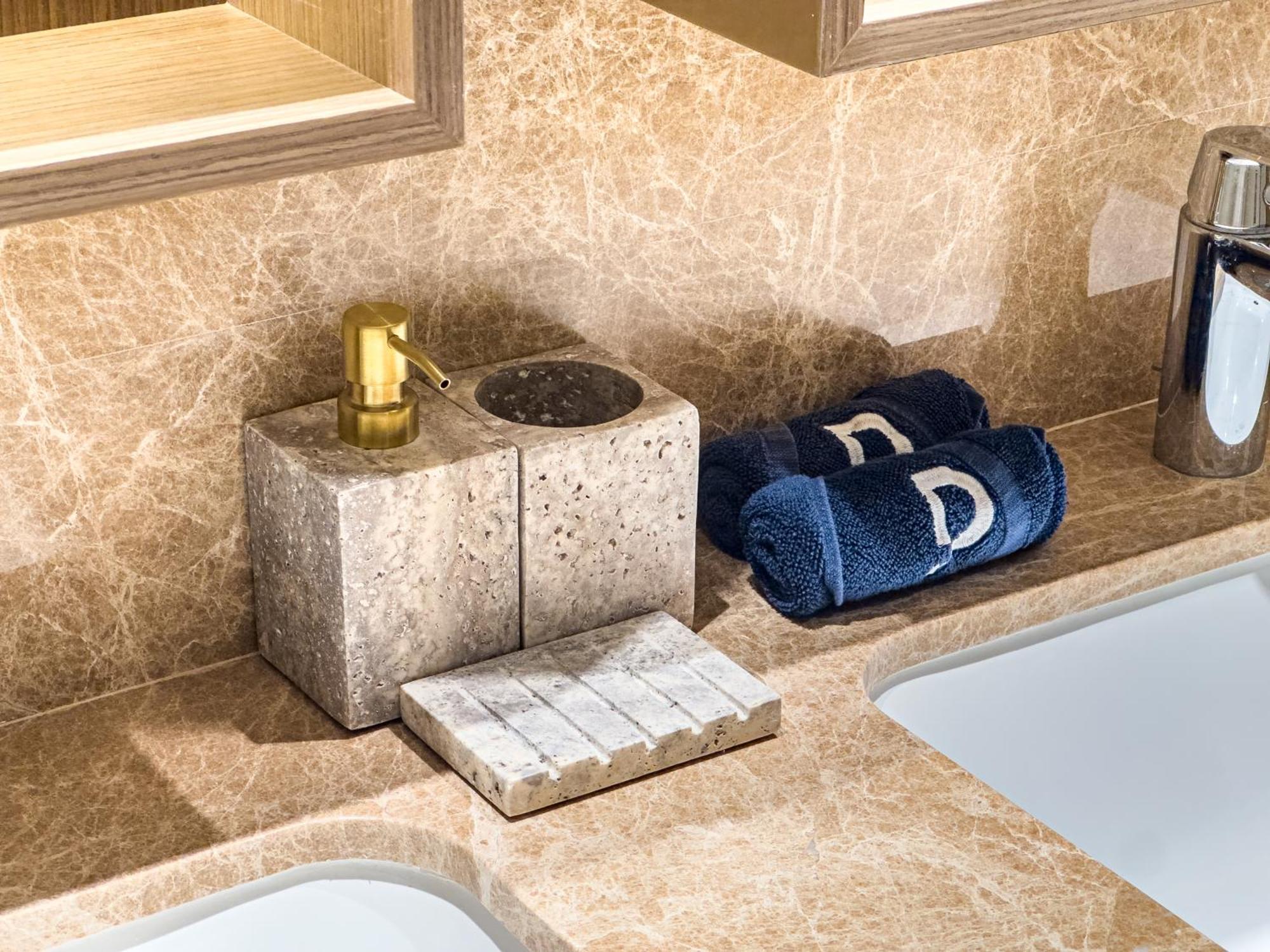 Lux Designer 2br - Grand Bleu - Waterfront Living *