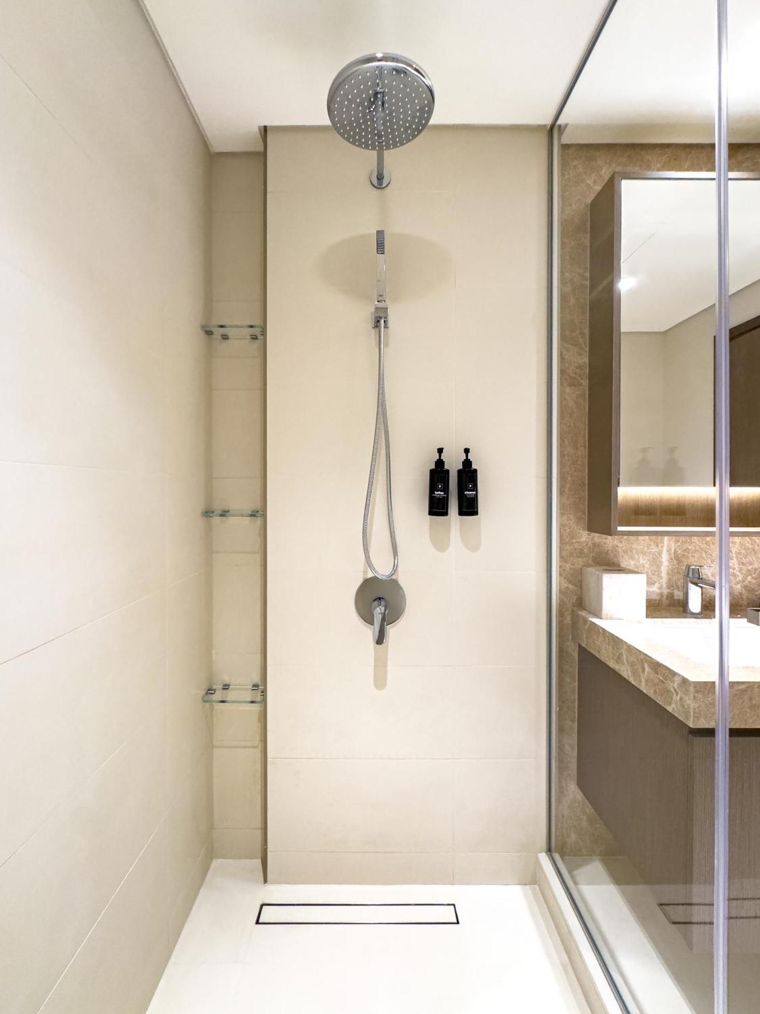 Lux Designer 2br - Grand Bleu - Waterfront Living *