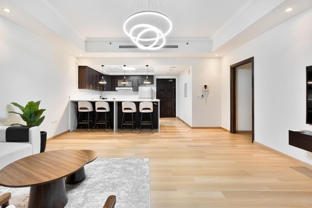 Stunning 1br Haven With Canal Views, Gym And Pool Dubai