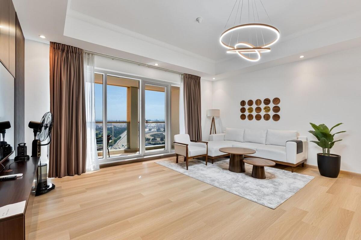 Apartment Stunning 1br Haven With Canal Views, Gym And Pool