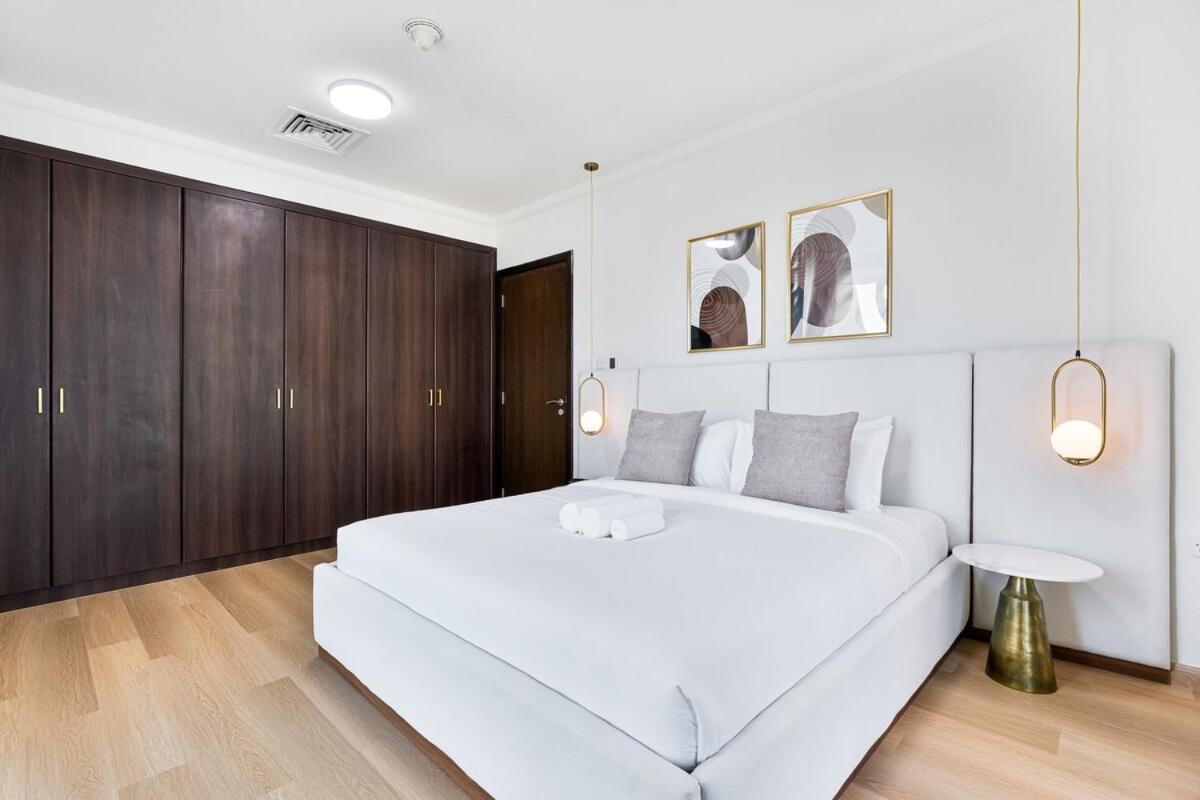 Stunning 1br Haven With Canal Views, Gym And Pool Apartment