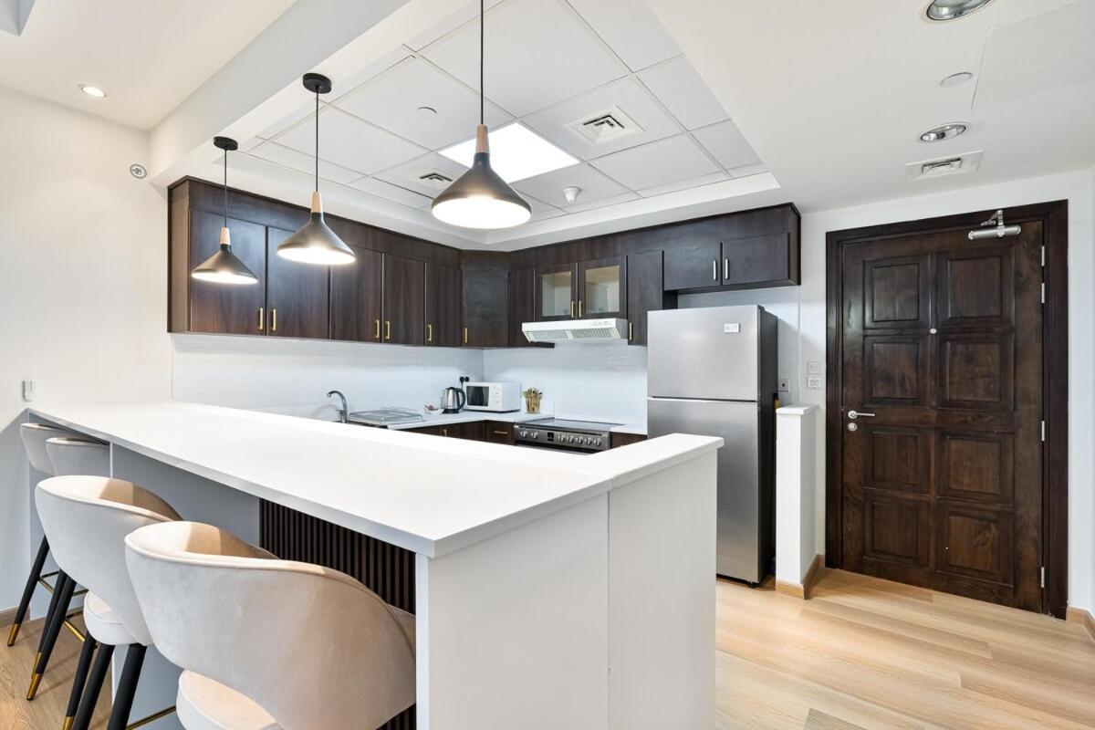Apartment Stunning 1br Haven With Canal Views, Gym And Pool