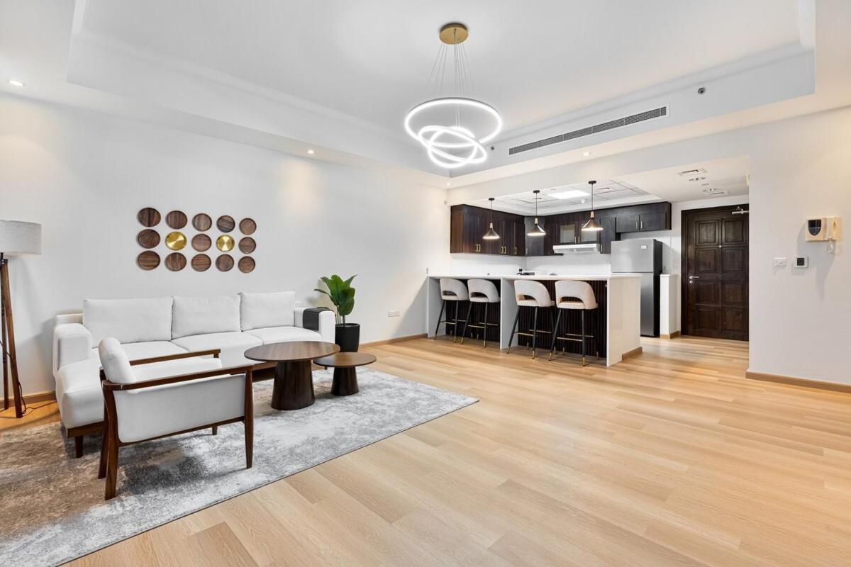 Stunning 1br Haven With Canal Views, Gym And Pool Apartment *