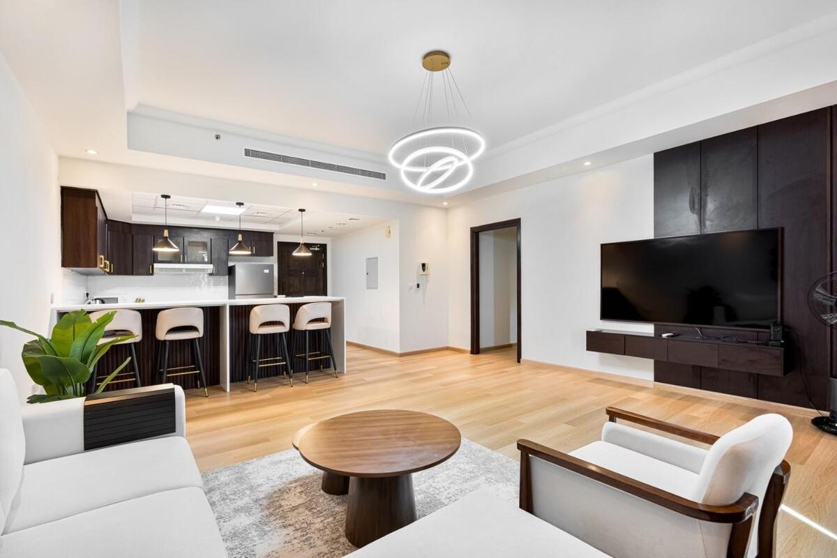 Stunning 1br Haven With Canal Views, Gym And Pool Apartment