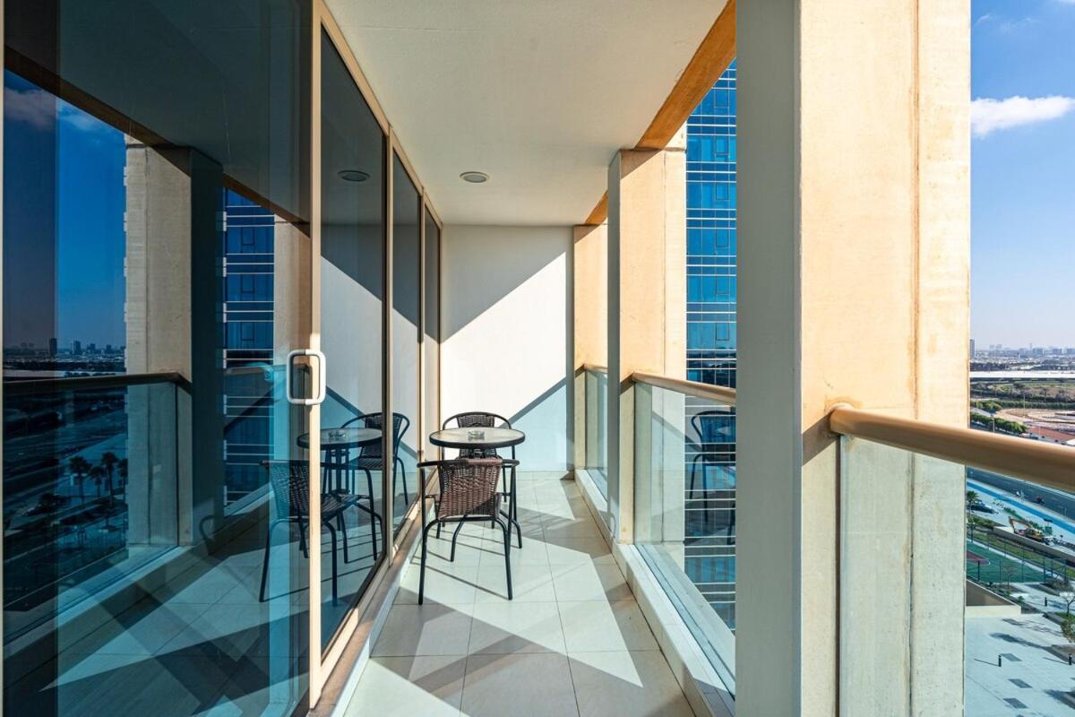 Stunning 1br Haven With Canal Views, Gym And Pool Apartment Dubai