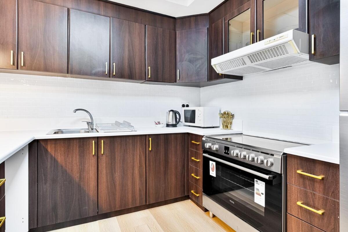 Stunning 1br Haven With Canal Views, Gym And Pool *