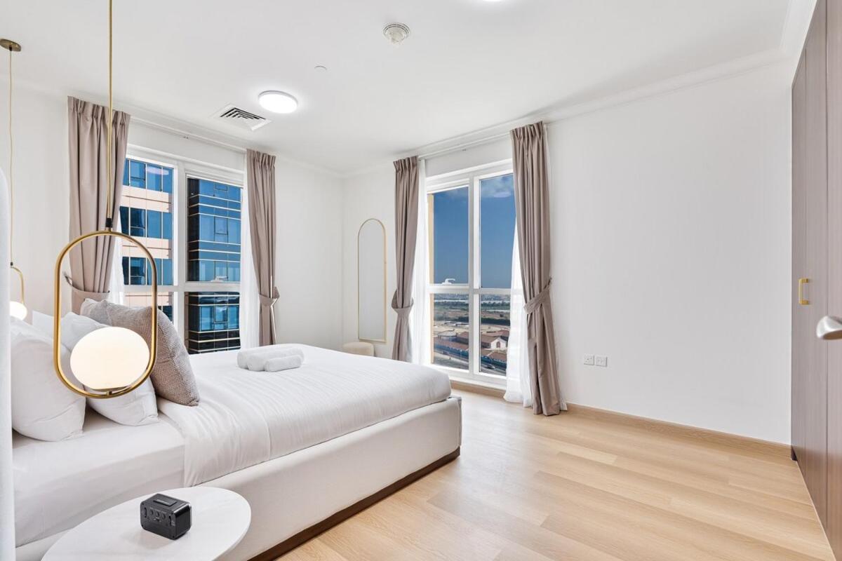 Stunning 1br Haven With Canal Views, Gym And Pool Dubai
