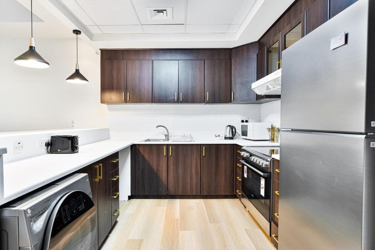 Stunning 1br Haven With Canal Views, Gym And Pool Apartment