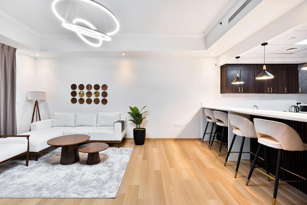 Stunning 1br Haven With Canal Views, Gym And Pool Apartment Dubai