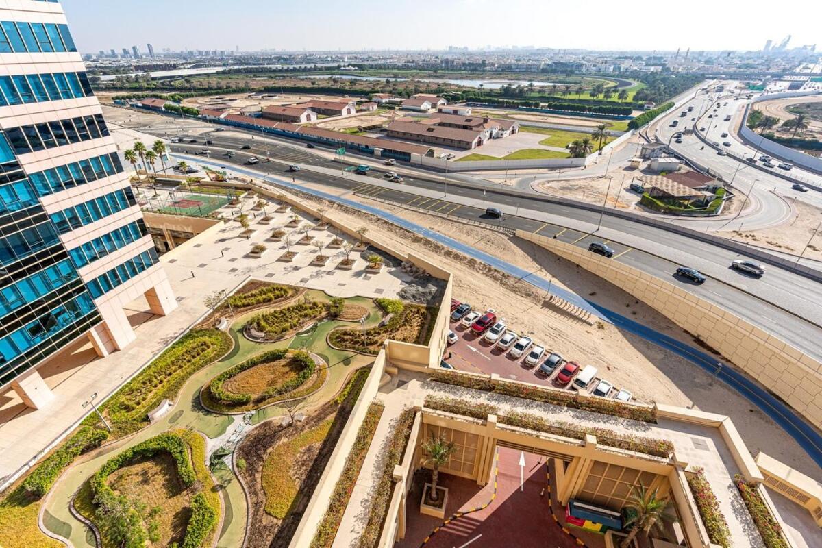 Stunning 1br Haven With Canal Views, Gym And Pool Dubai
