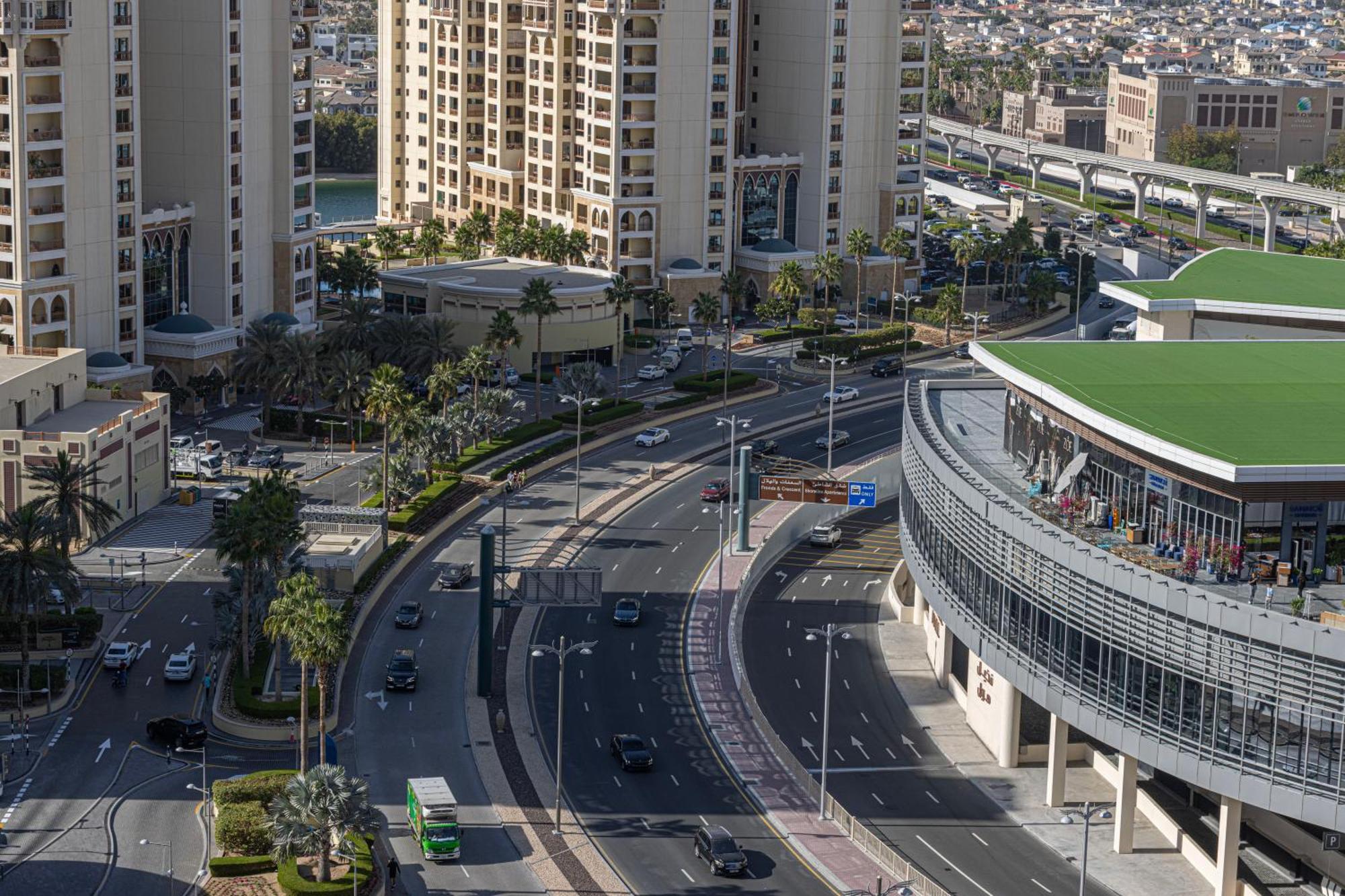 Infinity Pool In Palm Jumeirah On Exclusive West Apartment