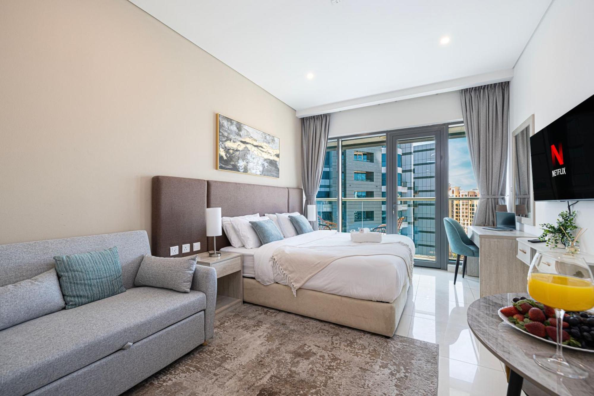 Apartment Infinity Pool In Palm Jumeirah On Exclusive West