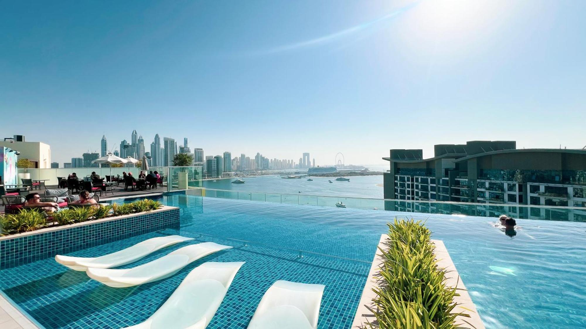 Infinity Pool In Palm Jumeirah On Exclusive West Apartment *