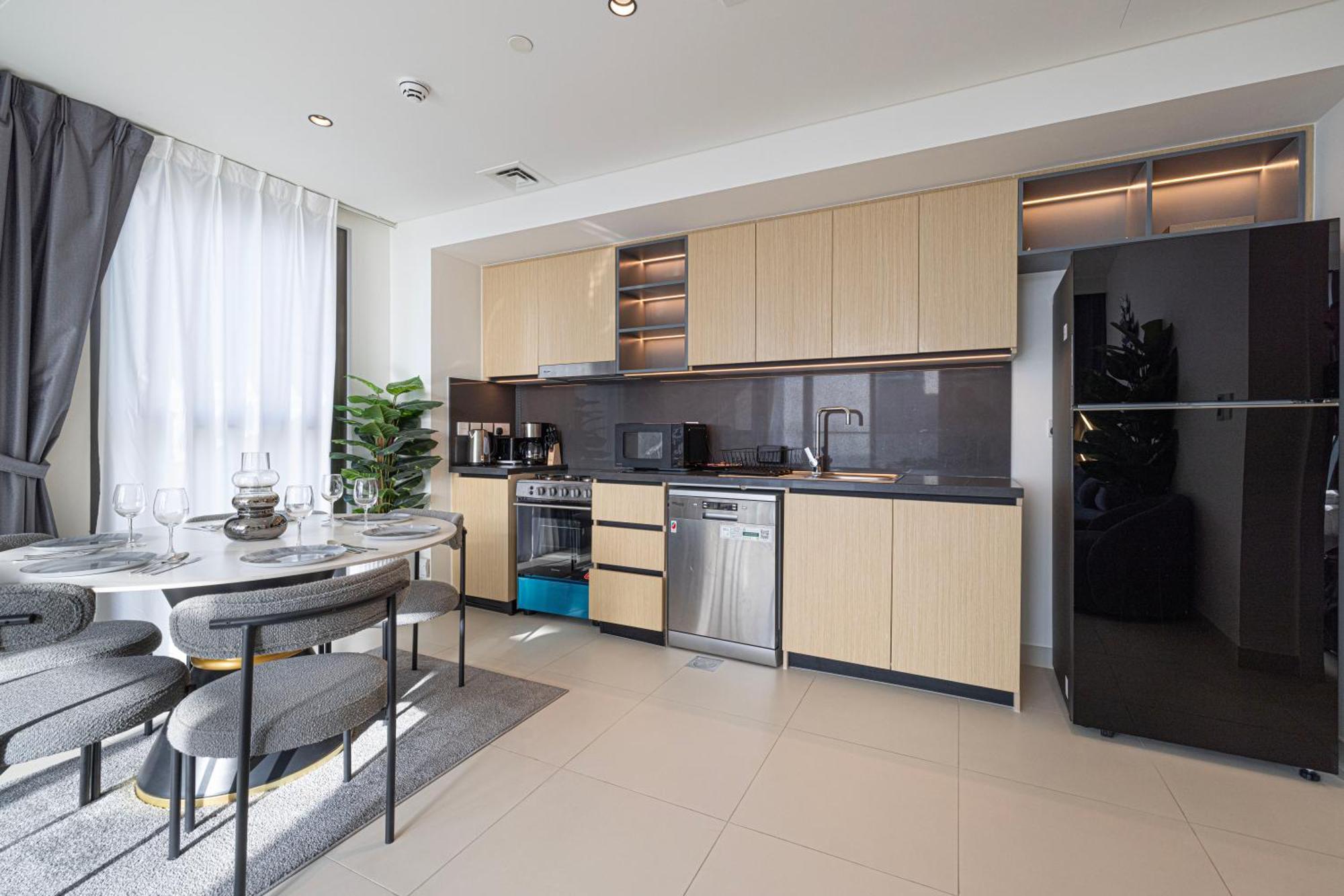 High Floor With View! 2 Bedroom Exceptional Near Mall! Amazing Rooftop! *
