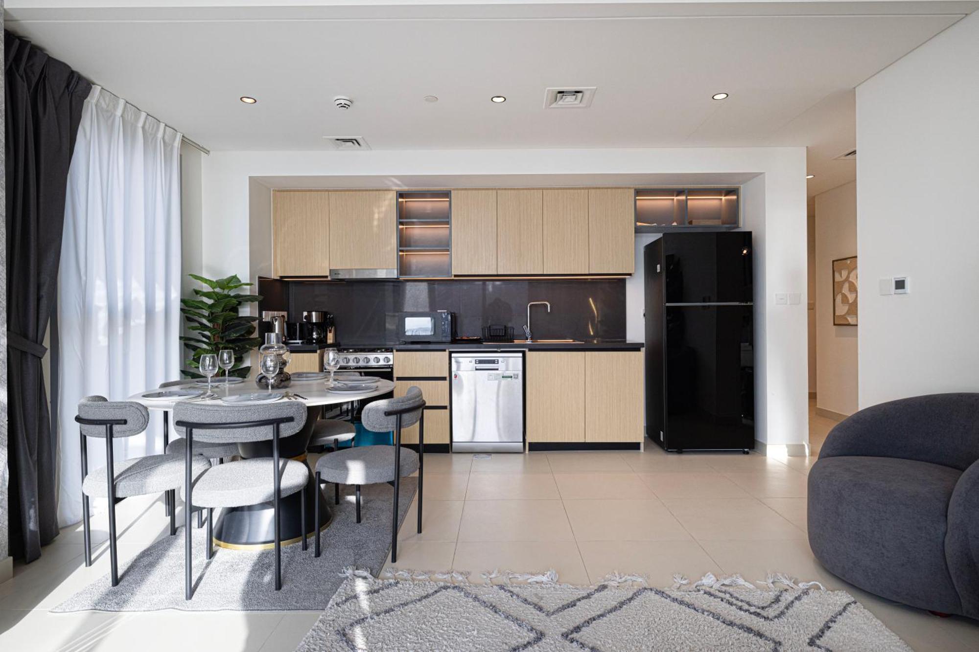 High Floor With View! 2 Bedroom Exceptional Near Mall! Amazing Rooftop! *