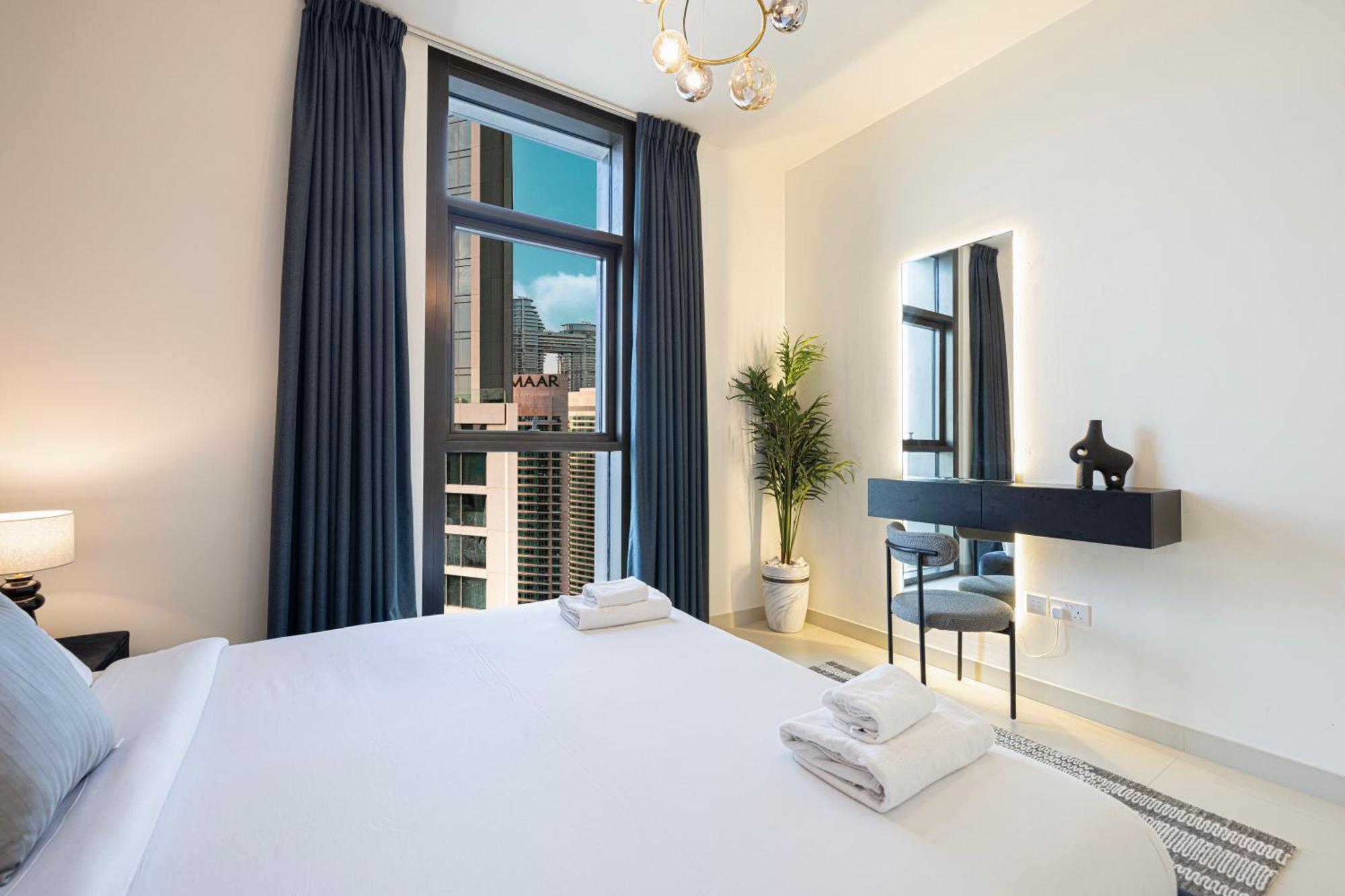 High Floor With View! 2 Bedroom Exceptional Near Mall! Amazing Rooftop! Apartment