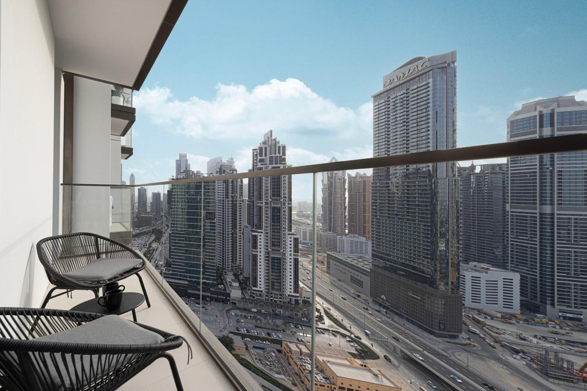 High Floor With View! 2 Bedroom Exceptional Near Mall! Amazing Rooftop! *