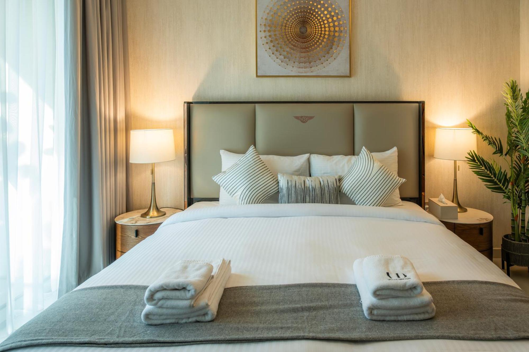 Urban Dreams - Brand New Boutique Burj Royale - Burj Khalifa & Mall Apartment *