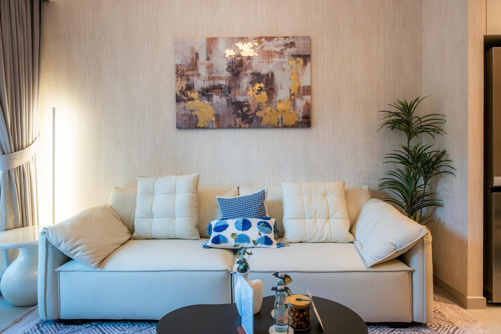 Urban Dreams - Brand New Boutique Burj Royale - Burj Khalifa & Mall Apartment *