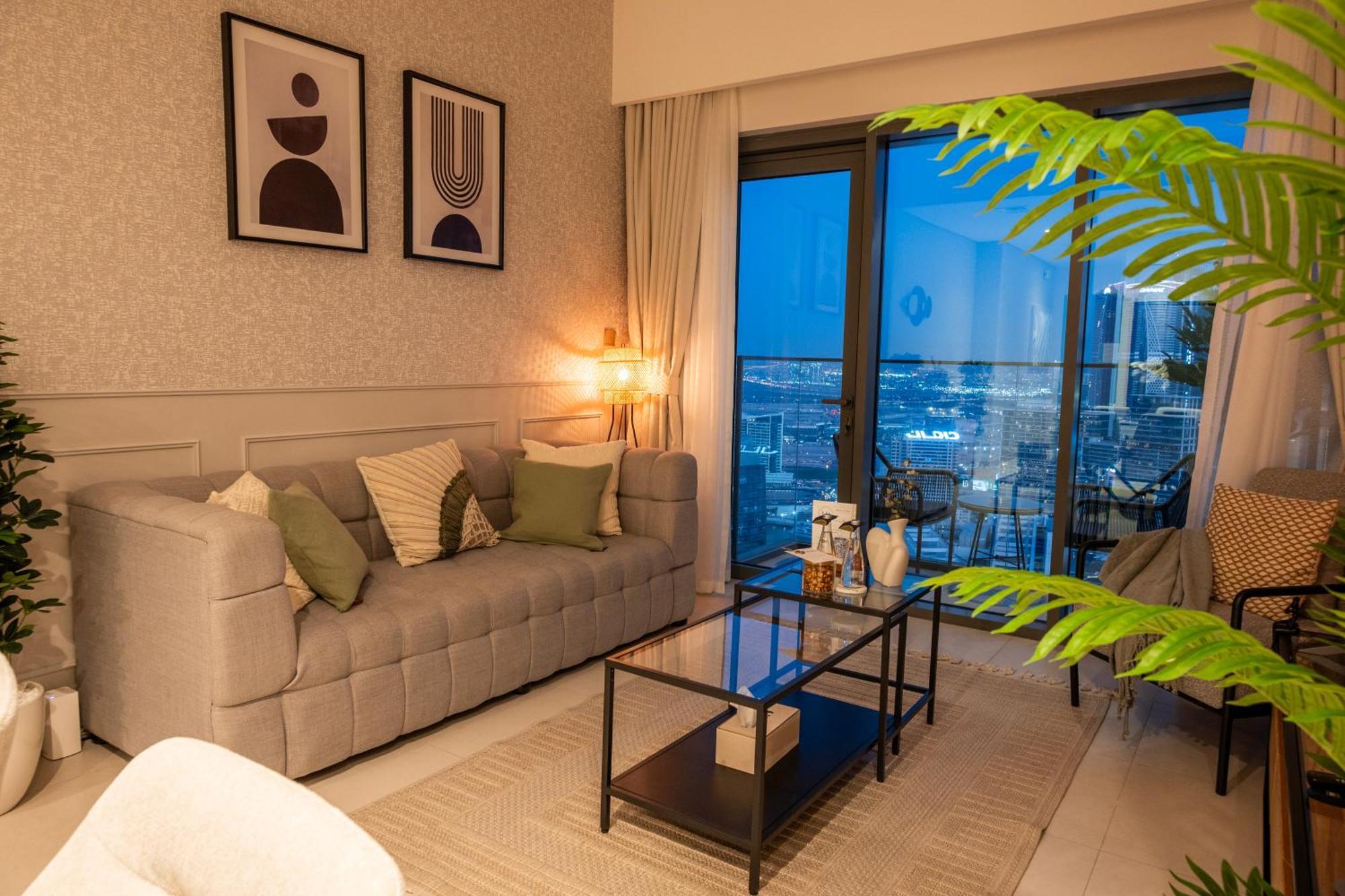 Urban Dreams - Brand New Boutique Burj Royale - Burj Khalifa & Mall Apartment *