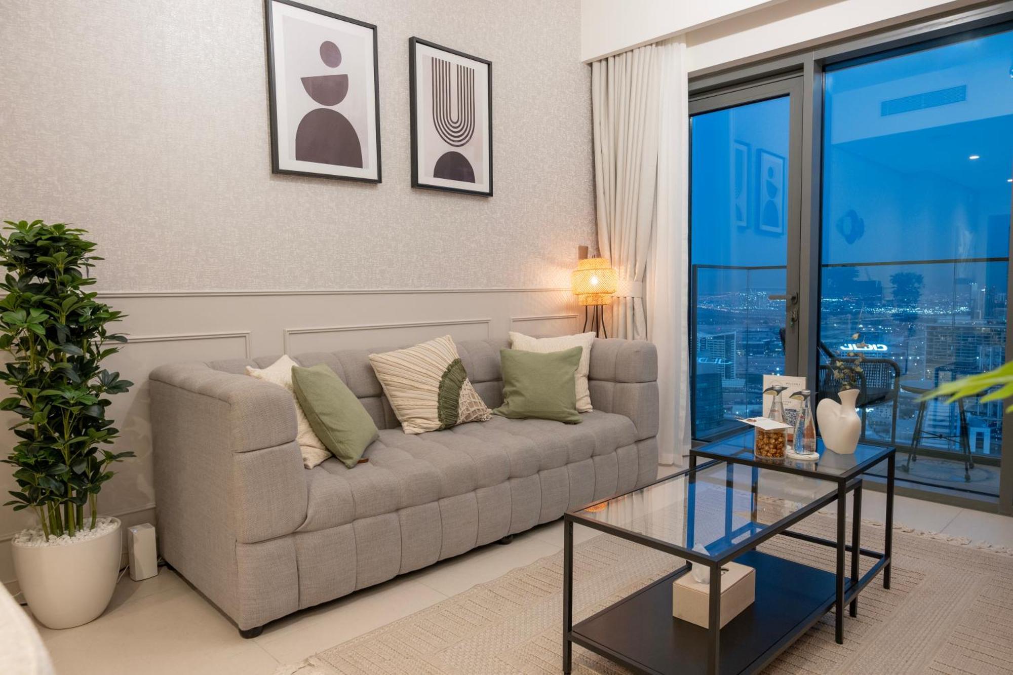 Urban Dreams - Brand New Boutique Burj Royale - Burj Khalifa & Mall Apartment Dubai