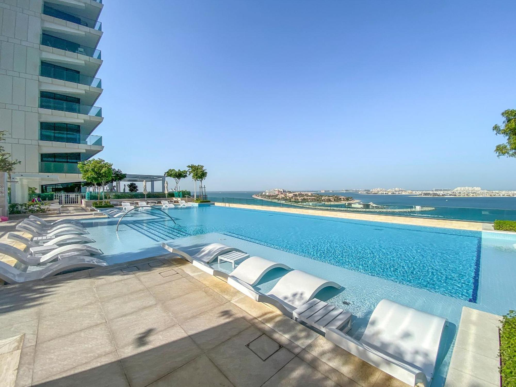 Vayk - Sophisticated 2-bedroom With Stunning Beachfront Views