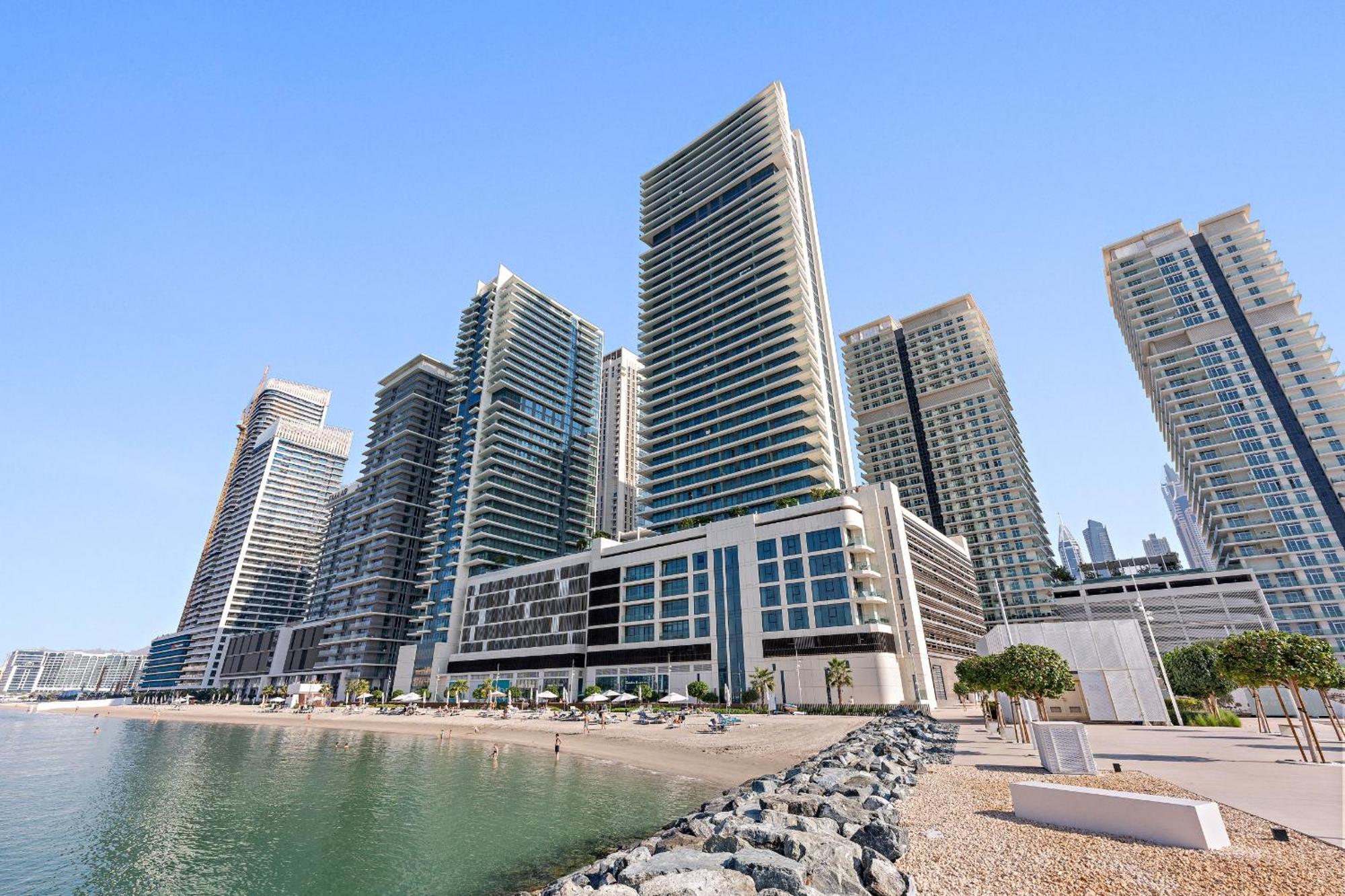 Vayk - Sophisticated 2-bedroom With Stunning Beachfront Views