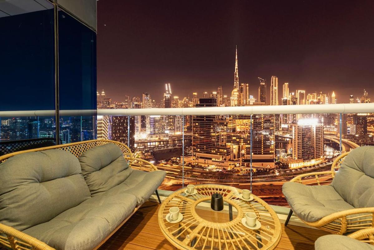 Burj Khalifa View - Amazing Oasis Pool - 1400 Sqft Apartment Dubai