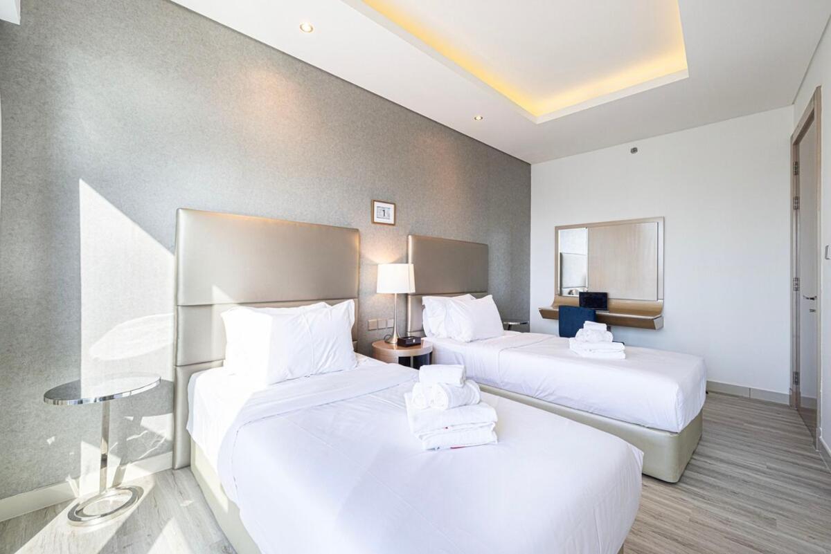 Burj Khalifa View - Amazing Oasis Pool - 1400 Sqft Apartment *