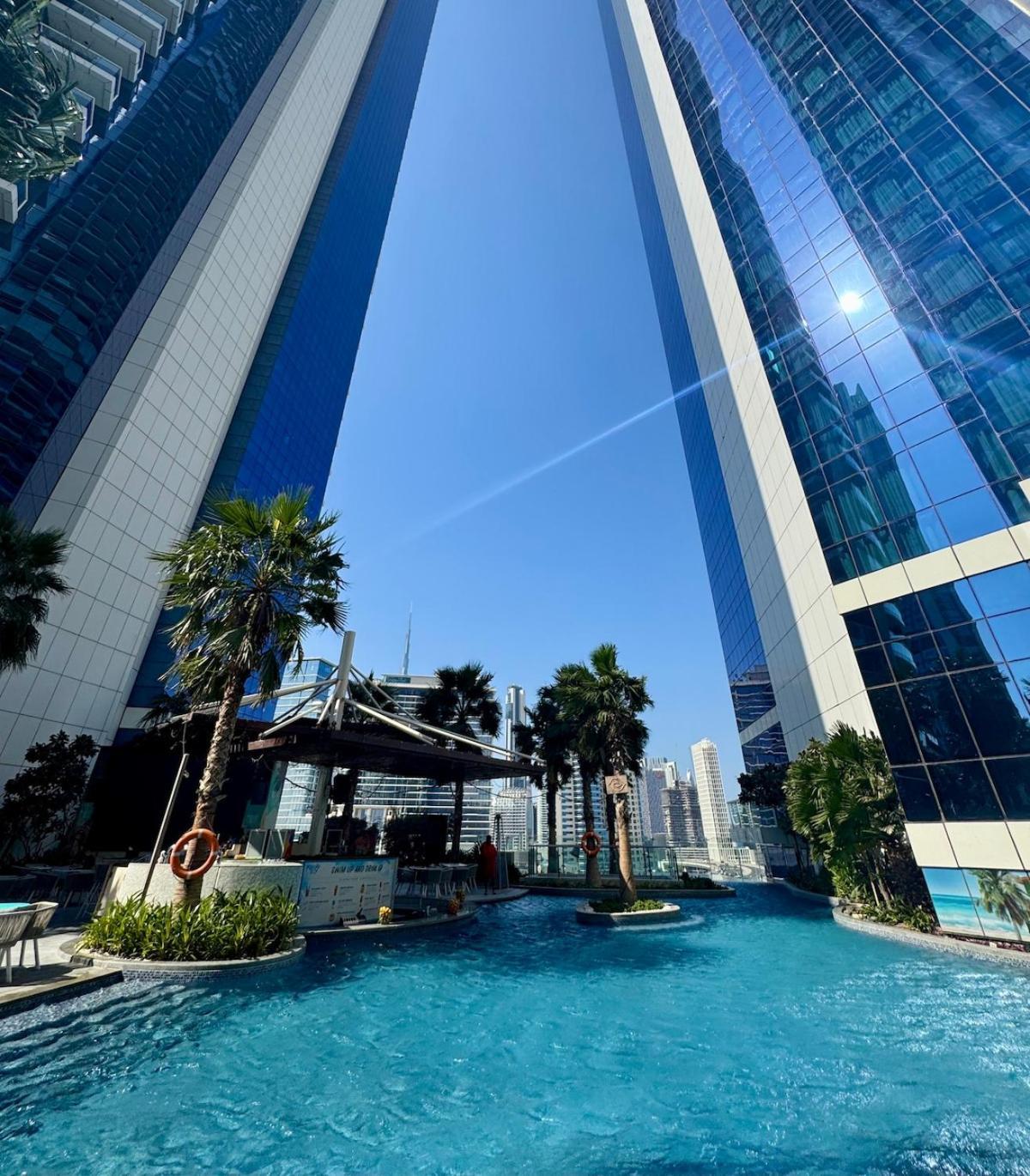 Burj Khalifa View - Amazing Oasis Pool - 1400 Sqft Apartment *