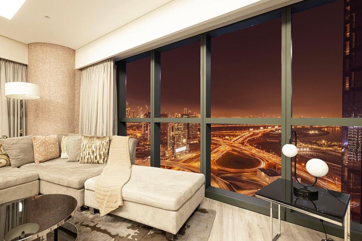 Burj Khalifa View - Amazing Oasis Pool - 1400 Sqft Apartment Dubai