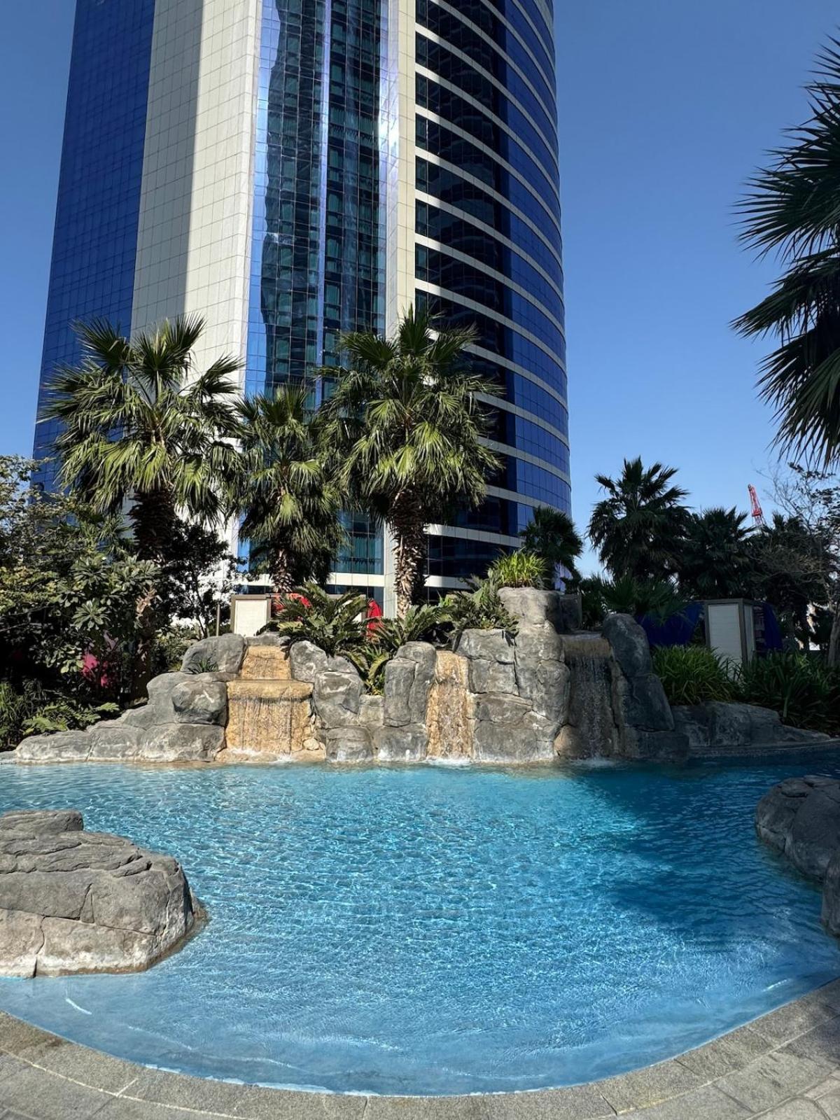 Burj Khalifa View - Amazing Oasis Pool - 1400 Sqft Apartment