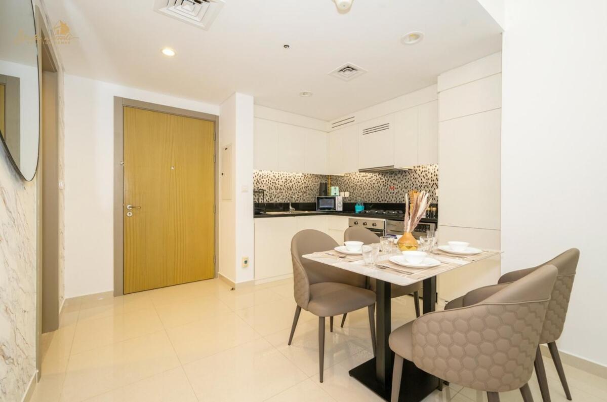 Magnificent Canal View 2 Bhk 6 Pax Holiday home Dubai