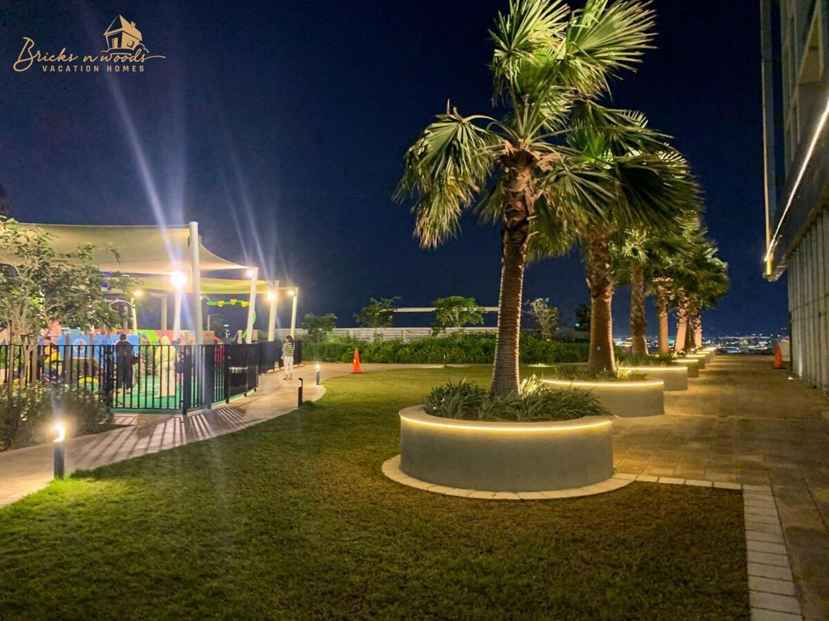 Magnificent Canal View 2 Bhk 6 Pax Holiday home Dubai