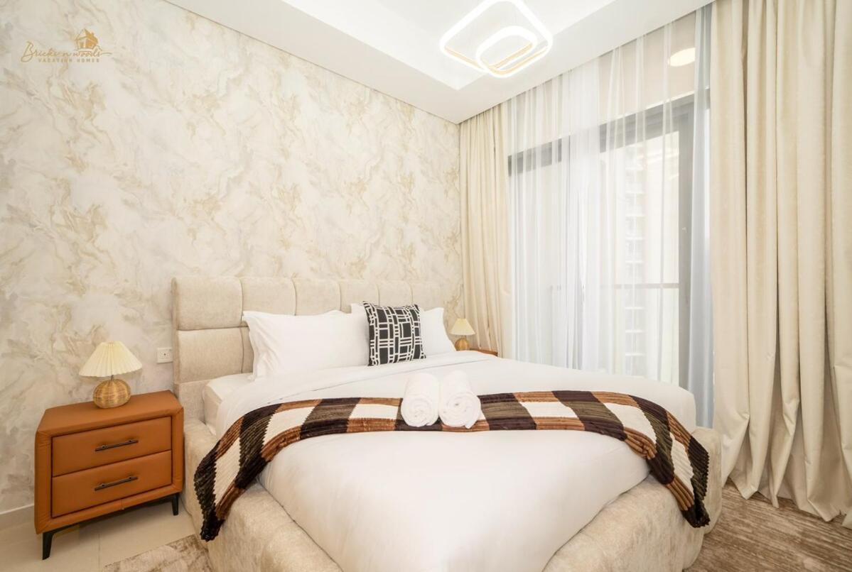 Magnificent Canal View 2 Bhk 6 Pax Holiday home Dubai