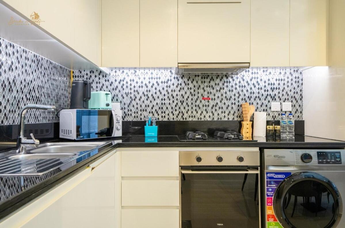 Magnificent Canal View 2 Bhk 6 Pax Holiday home Dubai