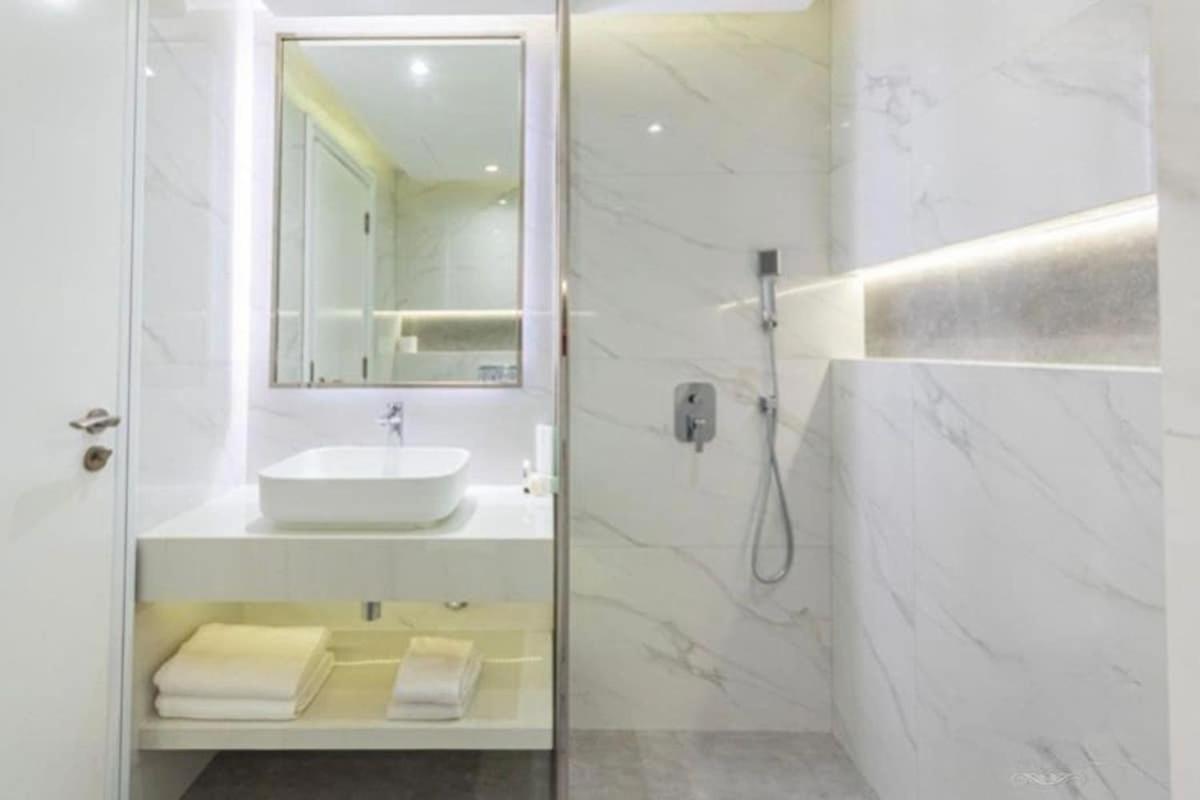 Stylish 5 Min Walk To Mall & Burj Khalifa Apartamento Dubai