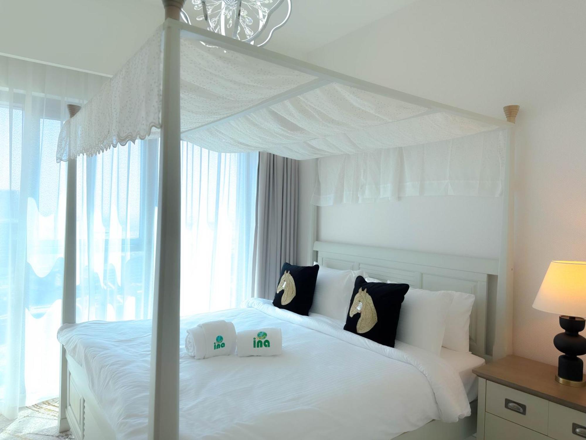 Ina Homes - Burj Royal 1 Bedroom Stylish Apartment