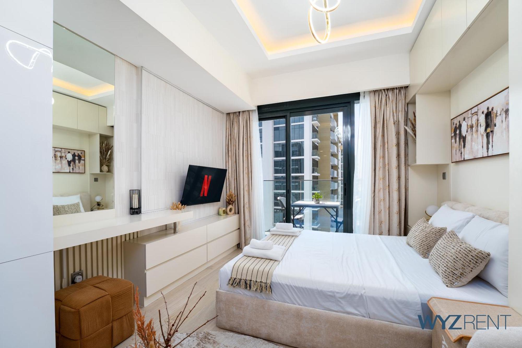 Amazing In Azizi Riviera 9,city & Pool View