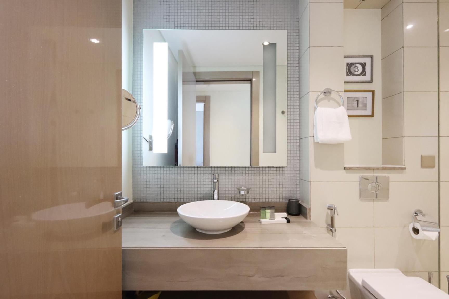 2br Oasis In Damac Towers By Livbnb Apartment