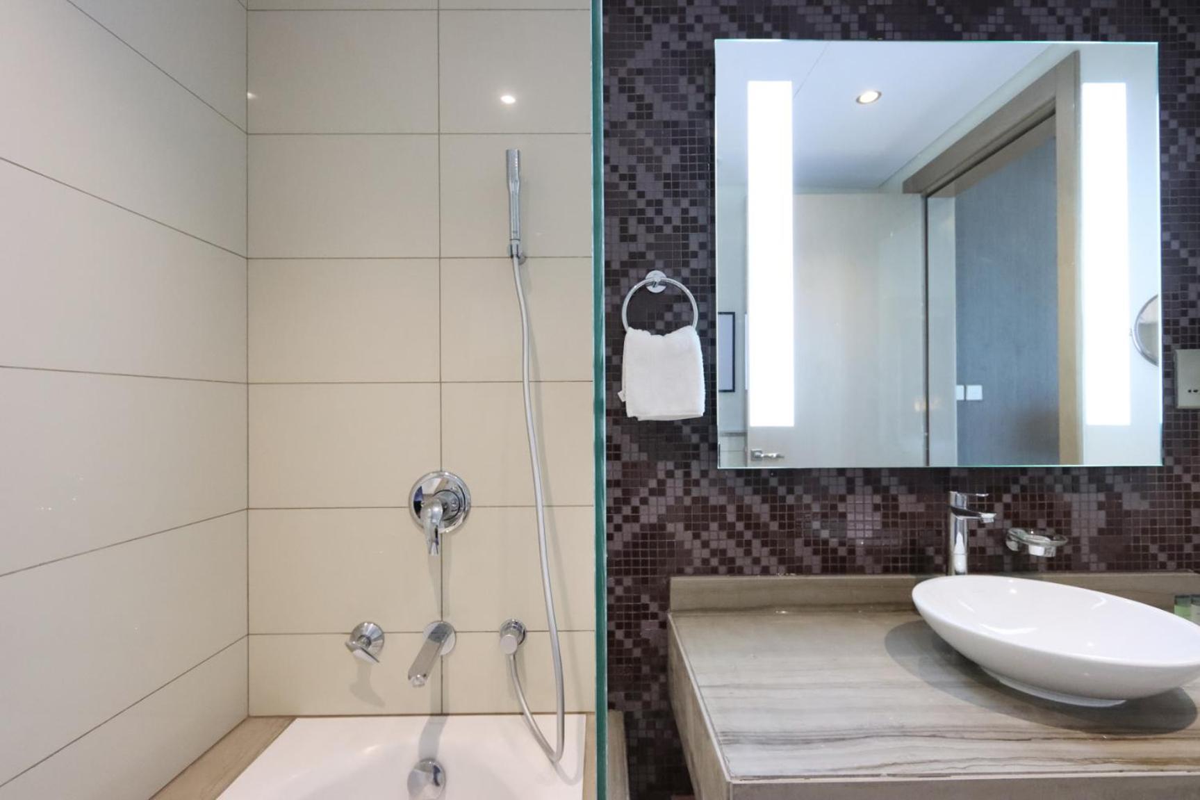 2br Oasis In Damac Towers By Livbnb
