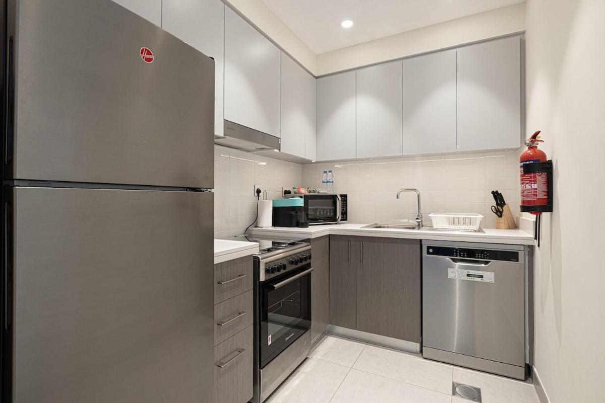 Spacious 1bedroom Study Steps From Mall Apartamento *
