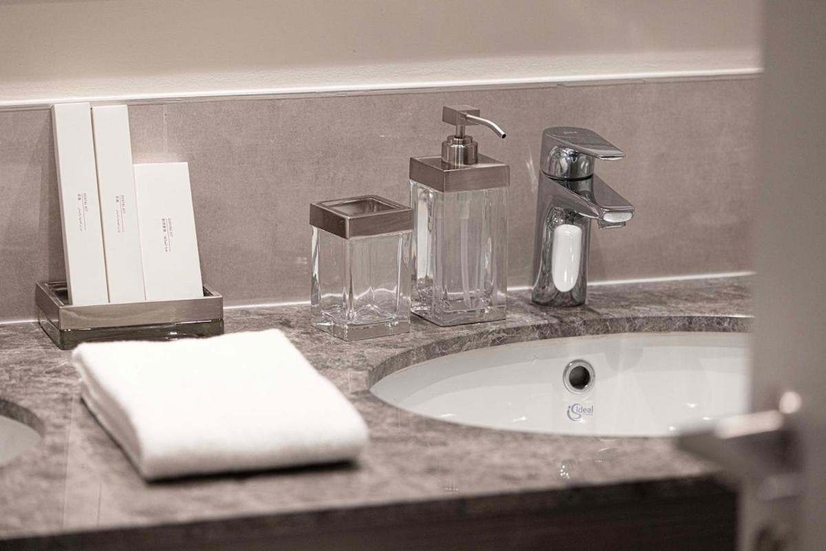 Spacious 1bedroom Study Steps From Mall Apartamento *