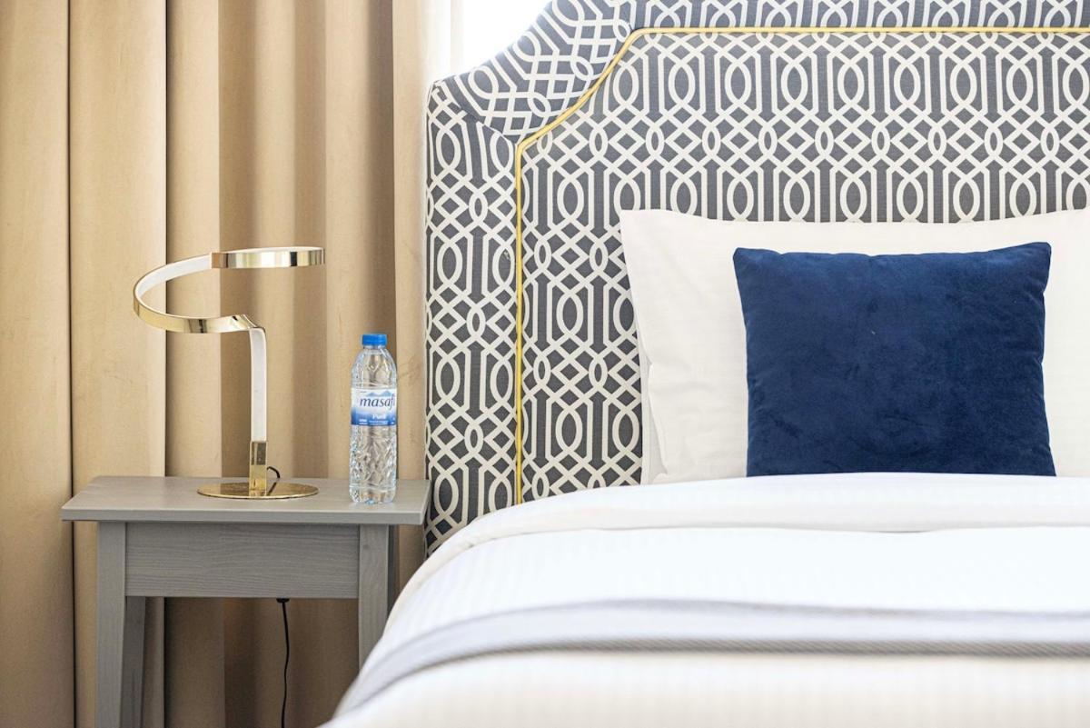 Spacious 1bedroom Study Steps From Mall Apartamento