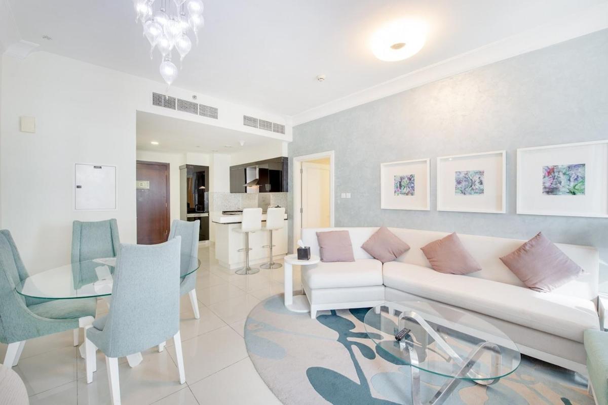 Elegant 1-bedroom For 2 At Downtown With Stunning Canal & Skyline Views Apartment Dubai