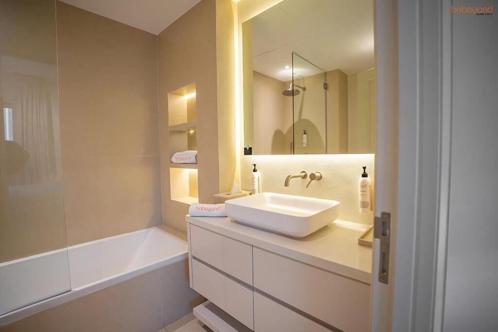 Apartment Bnbeyond's Luxury Vibe & Burj View Dubai