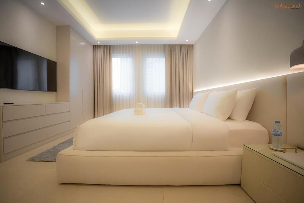Bnbeyond's Luxury Vibe & Burj View Apartment