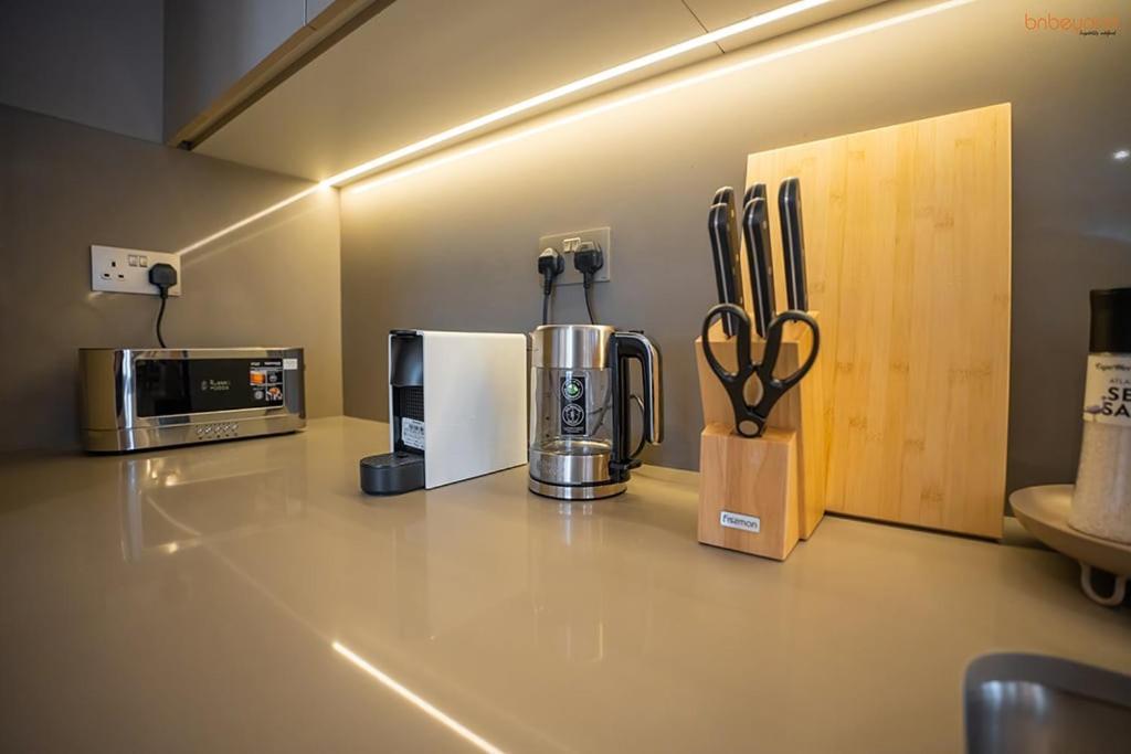 Bnbeyond's Luxury Vibe & Burj View Apartment