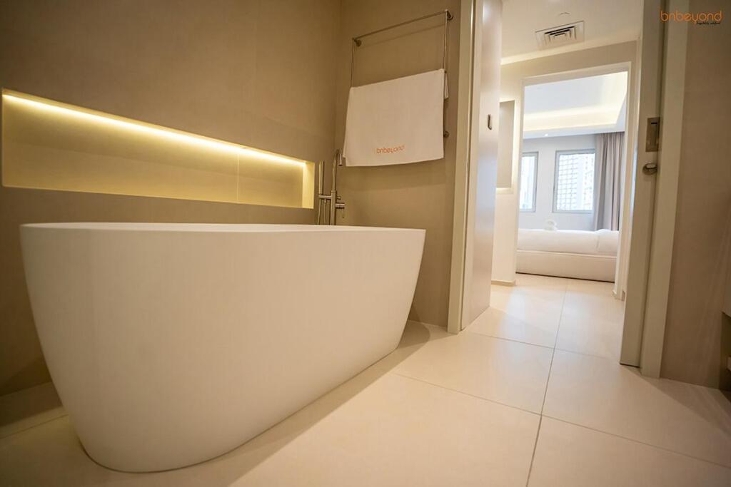 Bnbeyond's Luxury Vibe & Burj View Apartment