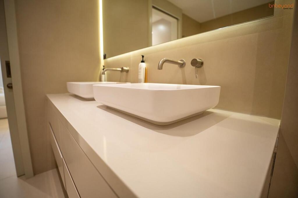 Bnbeyond's Luxury Vibe & Burj View Apartment Dubai